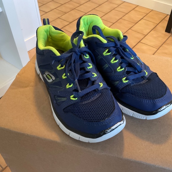 Sketchers boys runners - size 3Y - Picture 2 of 9